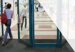 Bâtiments publics : quel tapis d’entrée professionnel choisir ?